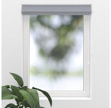 Okno s látkovými roletami