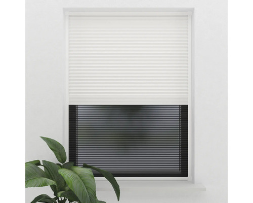 Biela plisovaná roleta na okne pre súkromie a dekoráciu