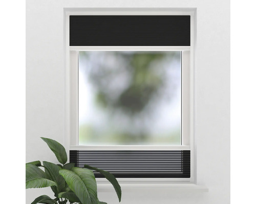 Okno s čiernou skladanou žalúziou