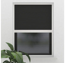 Okno s čiernou plisovanou roletou na reguláciu svetla