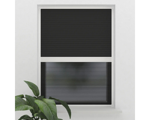 Okno s čiernou plisovanou roletou na reguláciu svetla