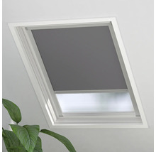 Strešné okno so sivou zatemňovacou roletou