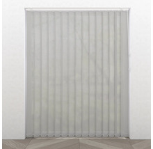 Vertikálna žalúzia pred oknom alebo dverami