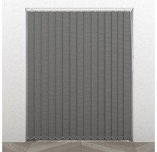 Sivé lamelové závesy pred oknom