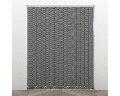 Sivé lamelové závesy pred oknom