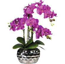 Umelá fialová orchidea v striebornom kvetináči ako dekorácia