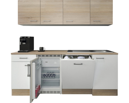 Kuchynská linka so závesnými skrinkami, chladničkou a umývačkou riadu