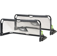 Dve čierne futbalové bránky so sieťou