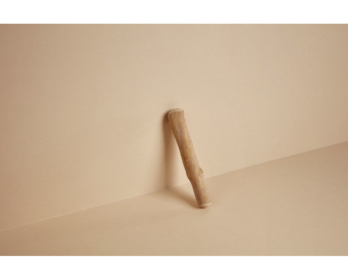 Drevená tyč opretá o stenu