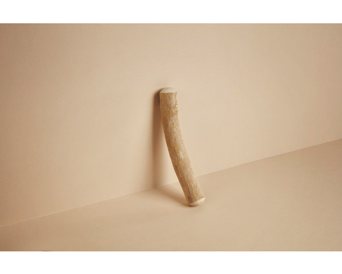 Samostatná drevená tyč opretá o stenu