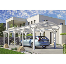 Voľne stojaci drevený carport s priehľadnou strechou a zaparkovaným autom