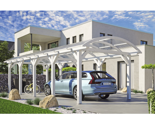 Voľne stojaci drevený carport s priehľadnou strechou a zaparkovaným autom