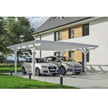 Dva automobily pod bielym dreveným prístreškom pre auto pred domom.