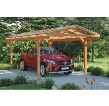 Drevený carport s priehľadnou strechou a červeným autom
