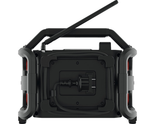 Pohľad zozadu na prenosné staveniskové rádio s anténou a navinutým napájacím káblom.