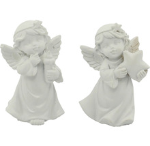 Dve figúrky anjelov z kameniny, každá so sviečkou a hviezdou.