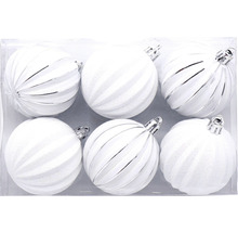 Šesť bielych vianočných gúľ s rôznymi vzormi v priehľadnom obale.