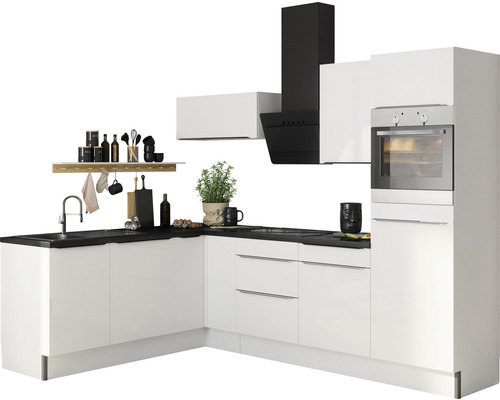 Moderná kuchyňa s bielymi skrinkami, čiernou pracovnou doskou a odsávačom pár.