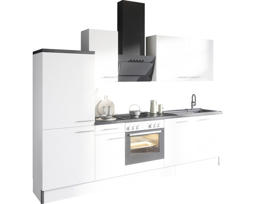 Moderná kuchyňa s bielymi skrinkami, pracovnou doskou a digestorom