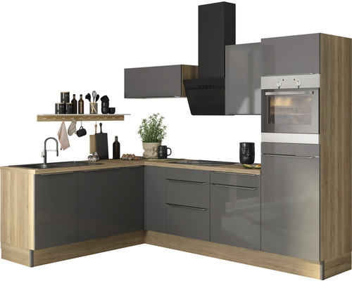 Moderná kuchyňa s drezom, varnou doskou, rúrou a digestorom