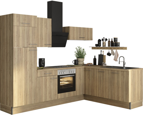 Kuchynská linka s hornými skrinkami, digestorom, drezom a elektrickým sporákom