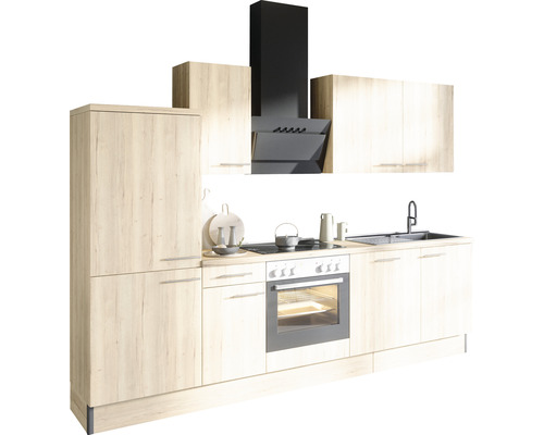 Moderná vstavaná kuchyňa s drezom, sporákom, rúrou a digestorom.