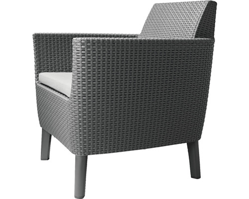 Sivé ratanové kreslo so sedákom do záhrady