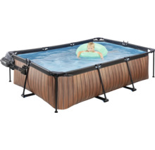 Obdĺžnikový rámový bazén s dreveným obložením a dieťaťom s plávacím kruhom vo vode.