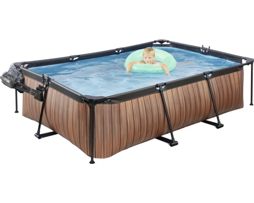 Obdĺžnikový rámový bazén s dreveným obložením a dieťaťom s plávacím kruhom vo vode.