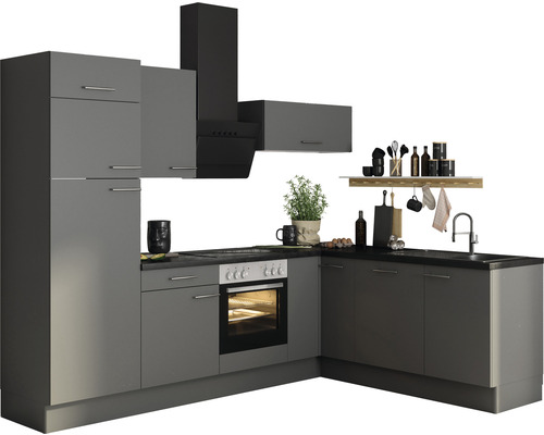 Moderná kuchyňa so sivými skrinkami, digestorom a drezom