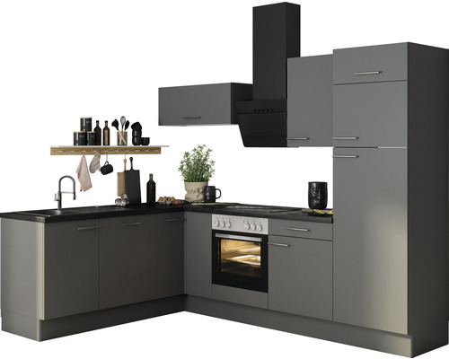 Kompletná sivá kuchyňa s drezom, sporákom, rúrou, digestorom a závesnými skrinkami.