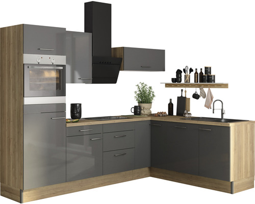 Moderná kuchyňa so sivými skrinkami, drevenou pracovnou doskou a vstavanými spotrebičmi