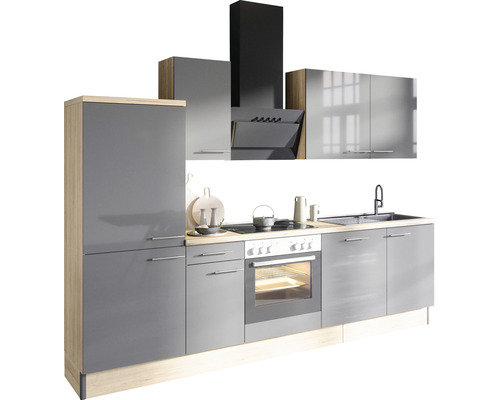 Moderná kuchyňa s drezom, sporákom, digestorom a skrinkami