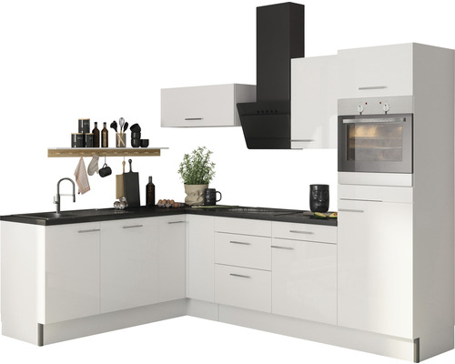 Kuchynská linka so závesnými skrinkami, digestorom a vstavanou rúrou