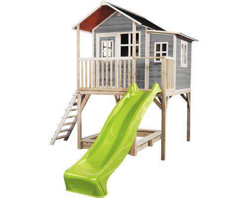 Detský domček so šmýkačkou a rebríkom do záhrady