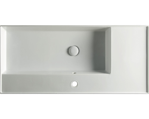 Pohľad zhora na obdĺžnikové keramické umývadlo s doskou pre batériu a prepadom