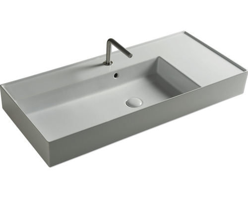 Umývadlo zo sanitárnej keramiky s armatúrou