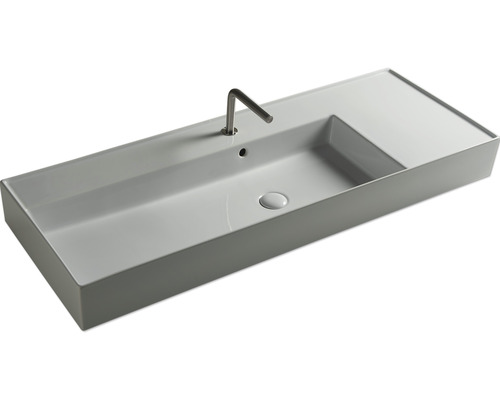 Umývadlo zo sanitárnej keramiky s vodovodnou batériou