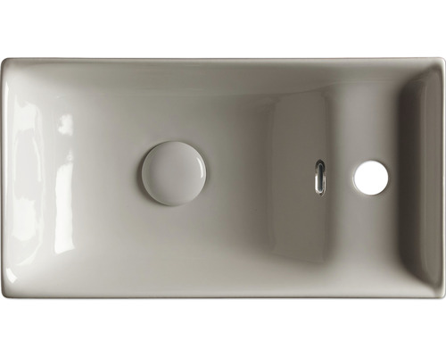 Pohľad zhora na obdĺžnikové umývadlo s prepadom a odtokovou súpravou