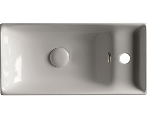 Pohľad zhora na obdĺžnikové keramické umývadlo s odtokovou súpravou