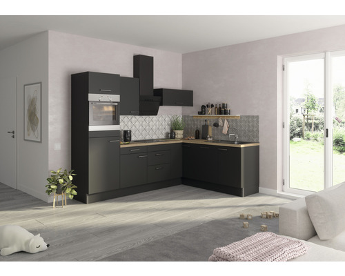Čierna kuchynská linka s drezom, sporákom, digestorom a kuchynskými skrinkami vo svetlej miestnosti.