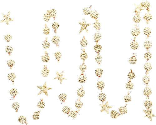 Slamená girlanda s hviezdami a guľami ako vianočná dekorácia