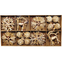 Sada slamených hviezd a príveskov ako vianočné ozdoby