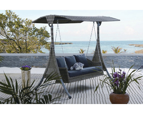 Záhradná hojdačka so strieškou, vankúšmi a dekoráciou na terase s výhľadom na more