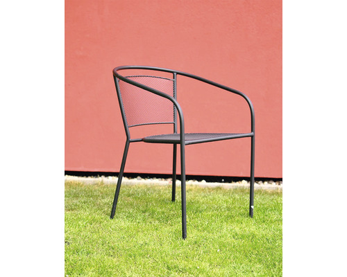 Kovová záhradná stolička na trávniku
