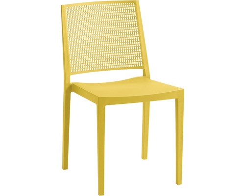 Žltá plastová stolička s mriežkovým vzorom na operadle.