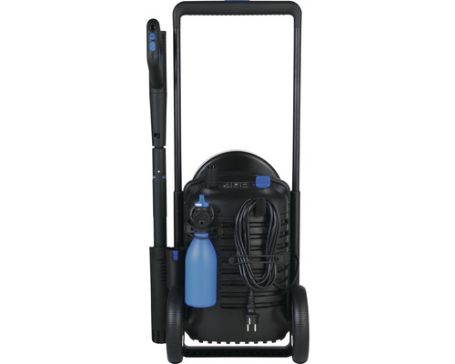 Pohľad zozadu na vysokotlakový čistič s rukoväťou, kolieskami, napájacím káblom, striekacou pištoľou a čistiacou fľašou