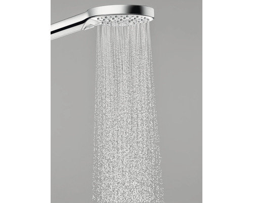 Ručná sprcha s vodným lúčom v prevádzke