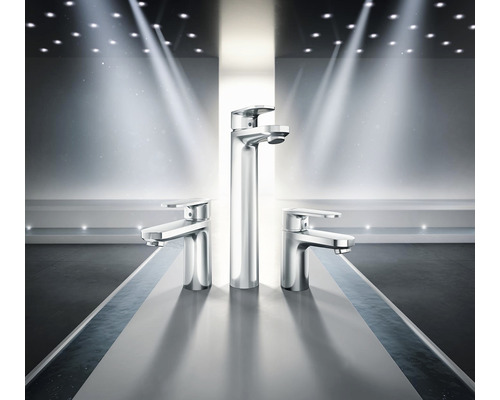 Tri vodovodné batérie rôznej výšky na poličke