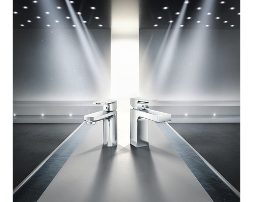 Dve umývadlové batérie v modernom dizajne na umývadle.